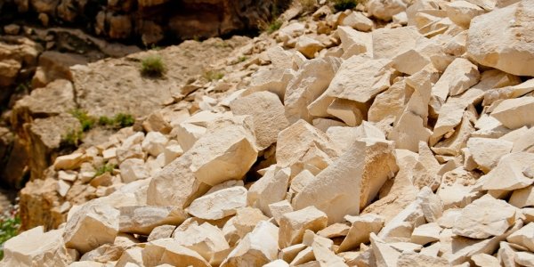 На индонезийском острове Ява на отдыхающих рухнула скала