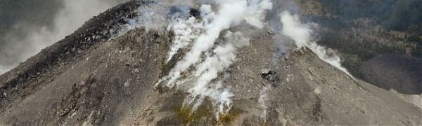 На Курильских островах проснулись сразу два вулкана