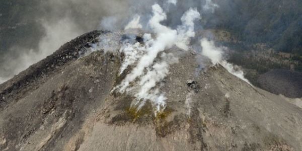 На Курильских островах проснулись сразу два вулкана