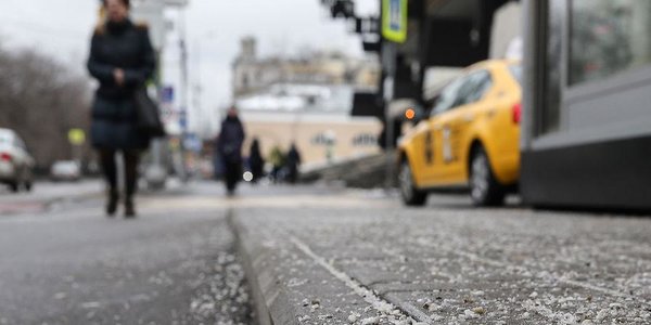 Магистрали Владивостока обработали противогололёдными реагентами