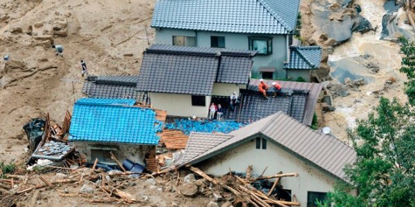 Оползень сошел на жилые кварталы в Хиросиме
