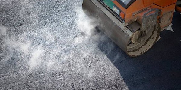 Росавтодор разрешил укладывать асфальт в мороз и снегопад