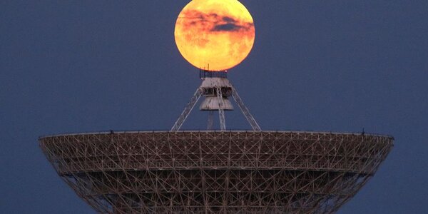 Как затмение окрасило Луну в алый цвет