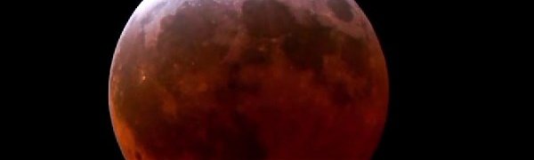 NASA показало cамое короткое лунное затмение века