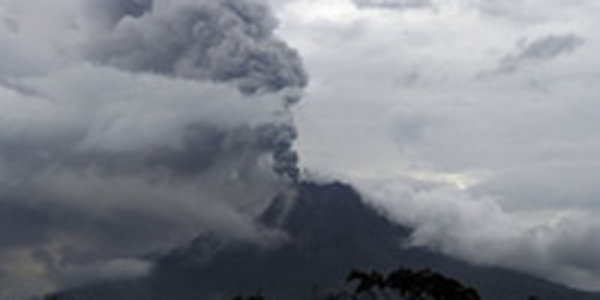 Очередное извержение вулкана Синабунг произошло на острове Суматра