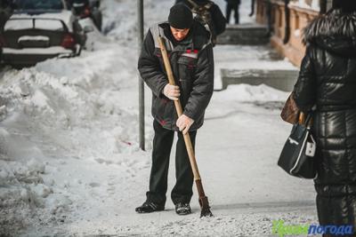 Дорожные службы продолжают убирать снег с городских улиц