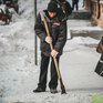 Дорожные службы продолжают убирать снег с городских улиц