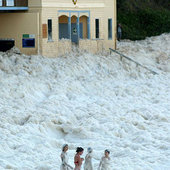 После циклона на Австралию выплеснулся прибрежный «капучино»