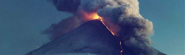 Два столба пепла выбросил вулкан Ключевской на Камчатке