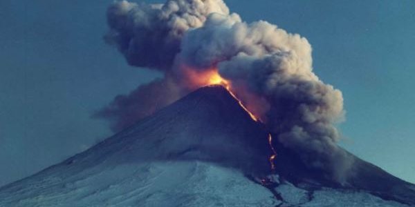 Два столба пепла выбросил вулкан Ключевской на Камчатке