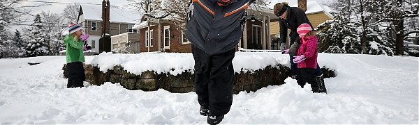 Мэр Бостона призвал жителей города перестать прыгать в сугробы из окон