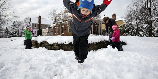 Мэр Бостона призвал жителей города перестать прыгать в сугробы из окон