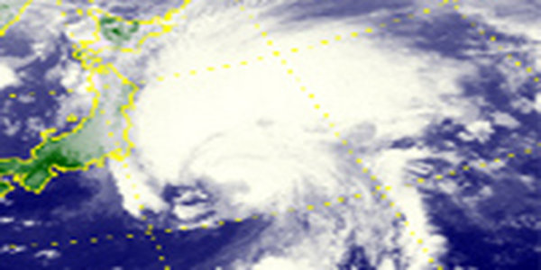 Тайфун «MAWAR» задел побережье Японии