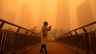 Новая песчаная буря обрушилась на Пекин