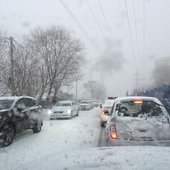 Снегопад парализовал движение во Владивостоке