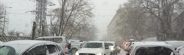 Снегопад парализовал движение во Владивостоке