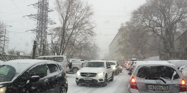 Снегопад парализовал движение во Владивостоке