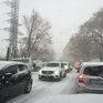 Снегопад парализовал движение во Владивостоке