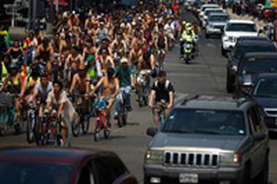 В защиту своих прав по Мехико проехали обнаженные велосипедисты 