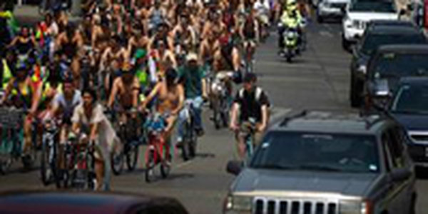В защиту своих прав по Мехико проехали обнаженные велосипедисты 