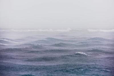 Сегодня в Японском море идет дождь и видимость менее 2000 метров