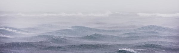 Сегодня в Японском море идет дождь и видимость менее 2000 метров