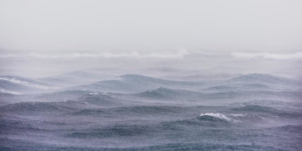 Сегодня в Японском море идет дождь и видимость менее 2000 метров