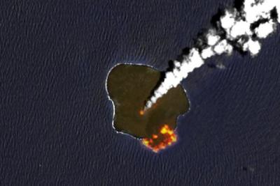 В Японии продолжает буйствовать вулкан Нисиносима, остров растет