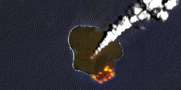 В Японии продолжает буйствовать вулкан Нисиносима, остров растет