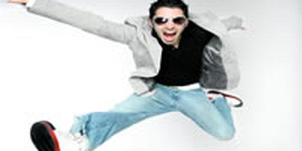 Британский дизайнер «шьет» одежду из микробов