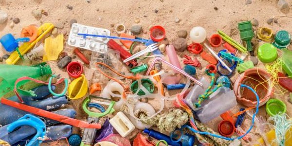 Жители планеты ежедневно употребляют сотни частиц микропластика