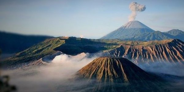 Аэропорт на Бали закрыли из-за извержения вулкана