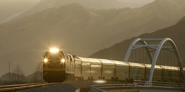 Оползень в Китае снес с рельсов пассажирский поезд