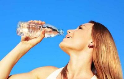 Ученые: вода в пластиковых бутылках вредит организму