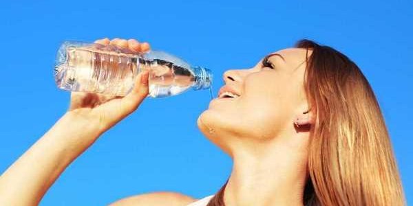 Ученые: вода в пластиковых бутылках вредит организму