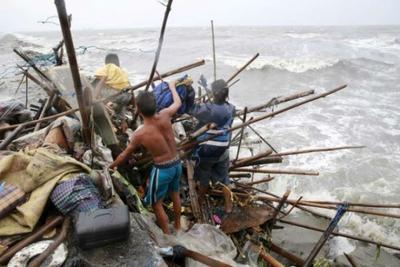 По Филиппинам ударил тайфун «Коппу» (ВИДЕО)