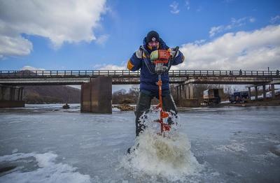 Спасатели приступили к распилу льда на реках Приморья