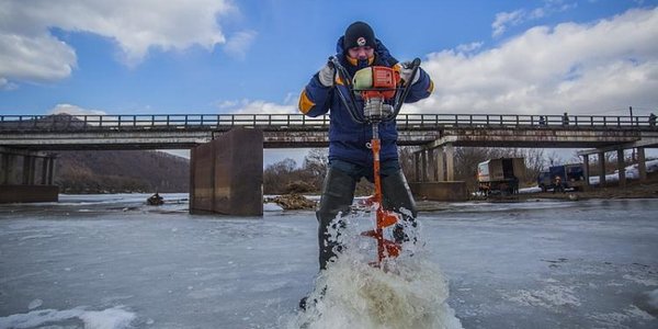 Спасатели приступили к распилу льда на реках Приморья