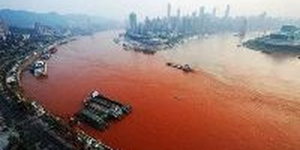 Вода китайской реки Янцзы стала красной
