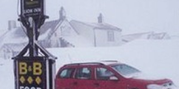 Больше недели просидели британцы в занесенном снегом пабе