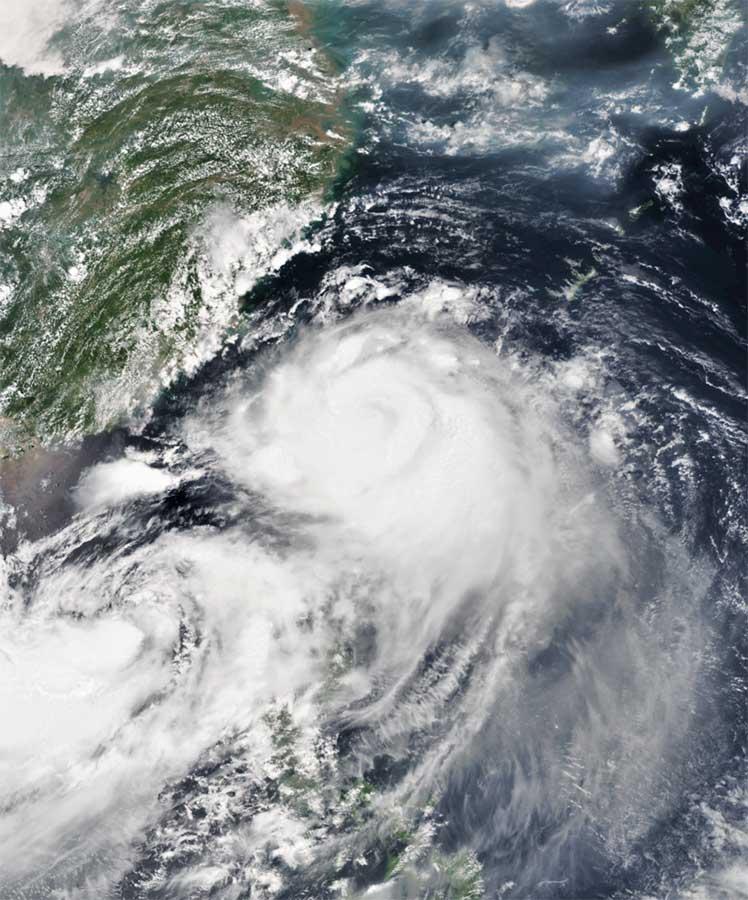Тайфун Nesat, фото со спутника