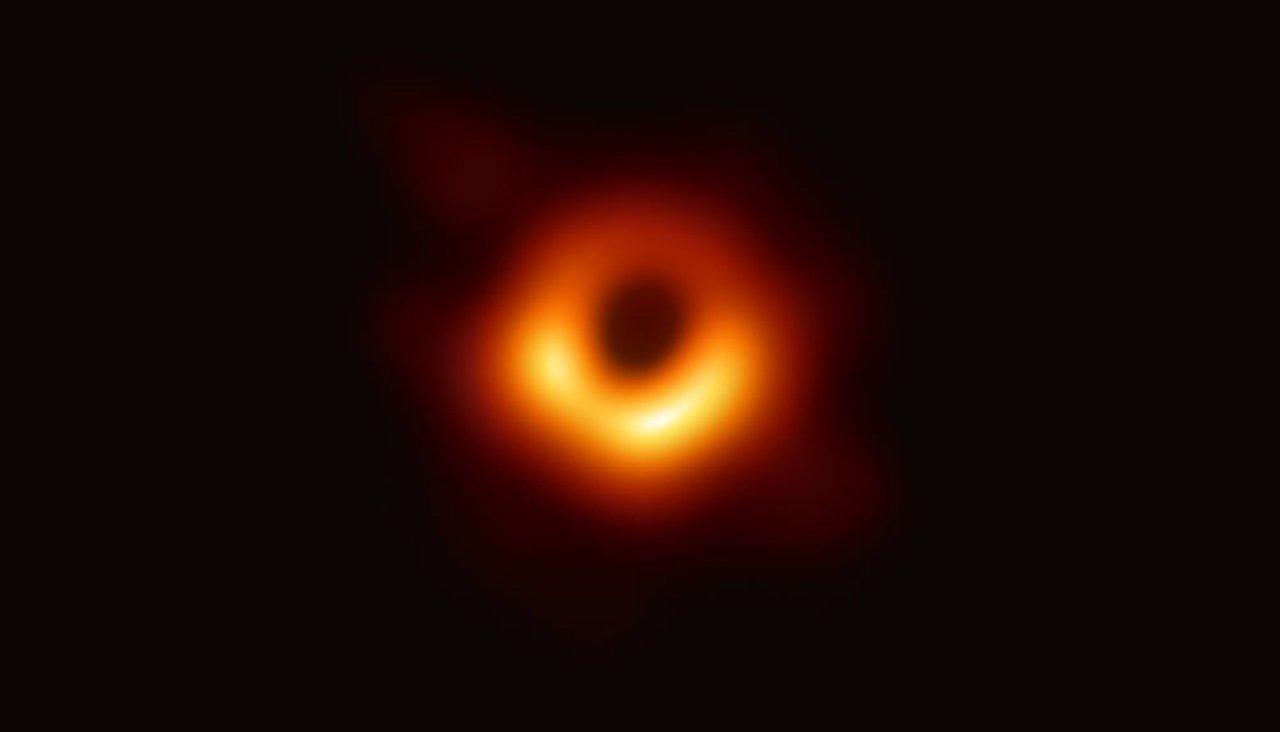 Первое изображение горизонта событий — видимой границы чёрной дыры